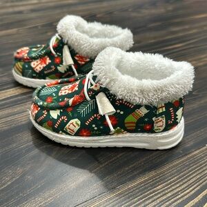 Boys size 7 Christmas slipper/sneakers- warm